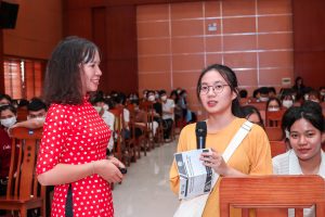 Th.S Nguyễn Thị Tình trao đổi cùng các bạn sinh viên về công việc tại Nhà thuốc - Quầy thuốc